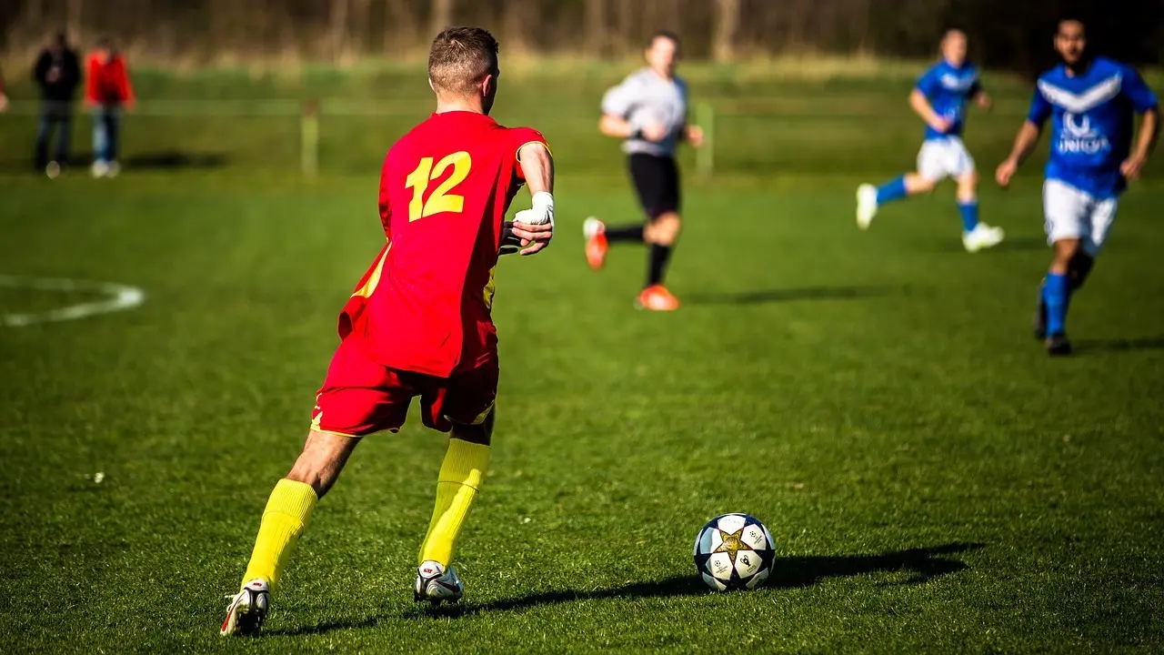 Division 1 runde 2: Straffesparksdrama, røde kort og et hæsblæsende hattrick