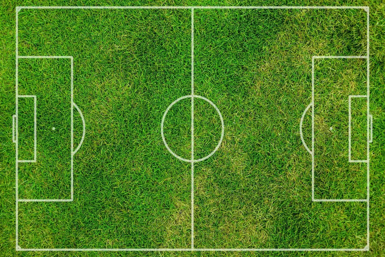 Division 1 24/25 – Runde 1: En premierekavalkade med tætte opgør, sene scoringer og disciplinære drillerier