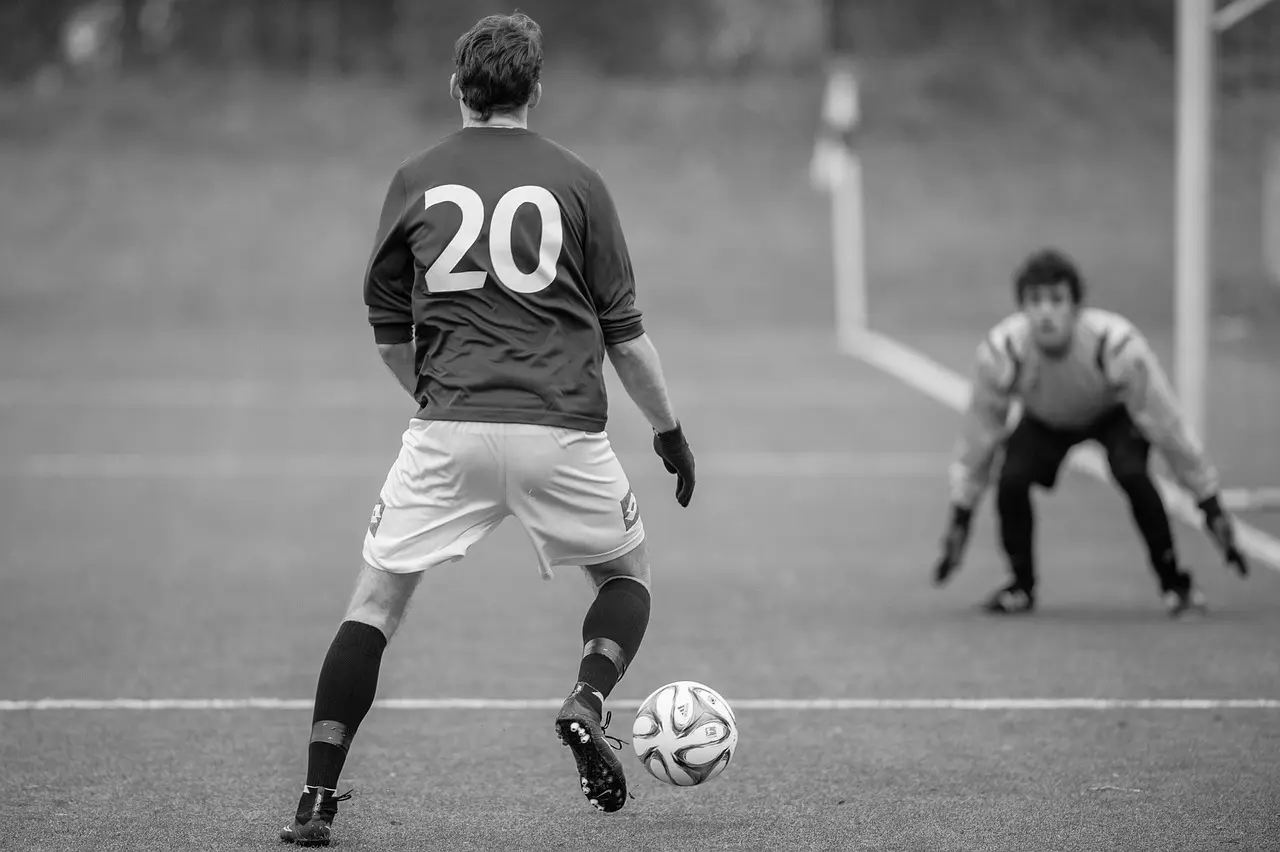 Division 1 runde 33: Sene afgørelser, sikre udesejre og et rødt kort i en runde fuld af begivenheder