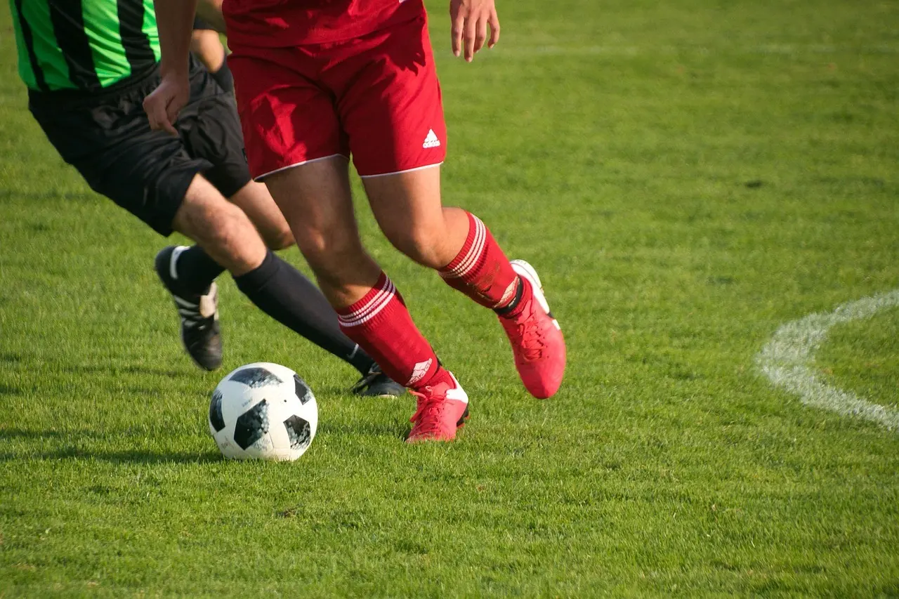 Målrige momenter og sene afgørelser – overblik over Division 1, runde 32